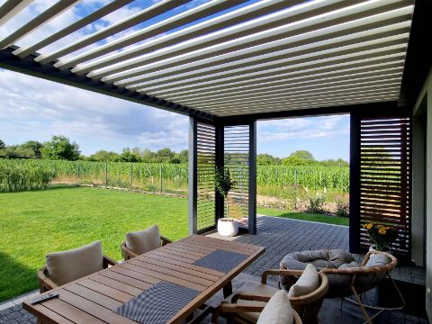 Pourquoi choisir une pergola bioclimatique ? 15 avantages expliqués