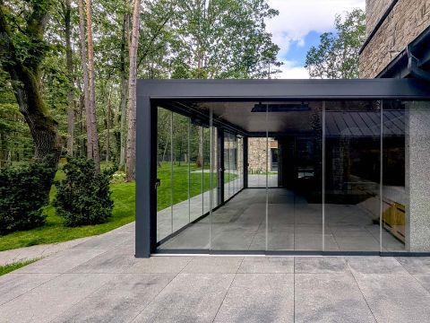 Pergola bioclimatique avec parois vitrées coulissantes 