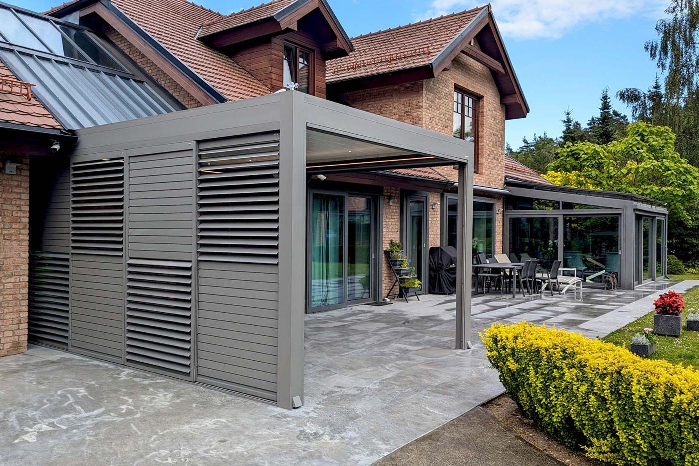 Marquise ou pergola : laquelle choisir ?