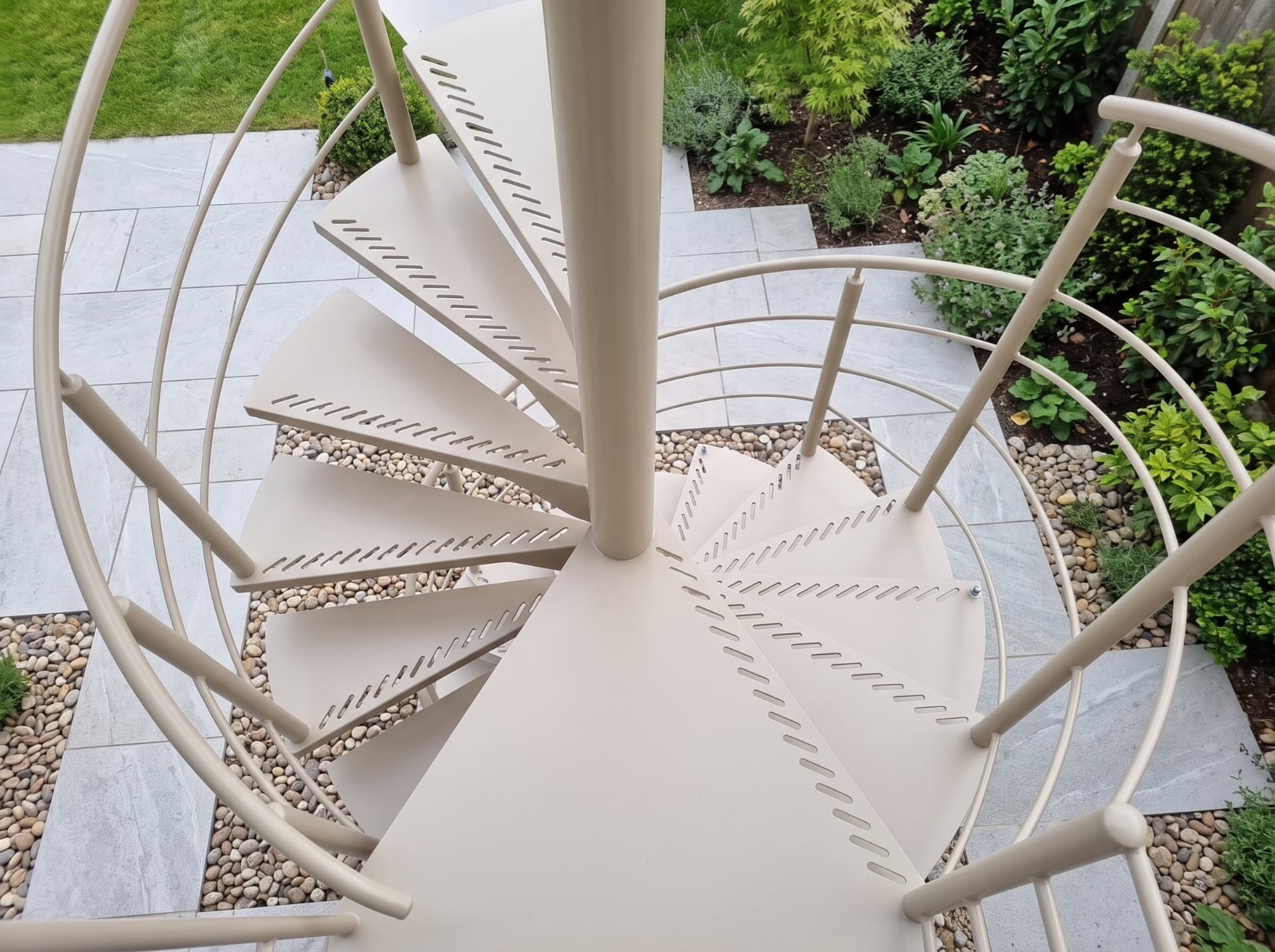 Escalier extérieur en acier : galvanisation, marches et finition RAL
