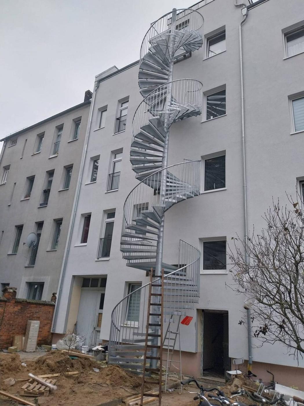 Escalier extérieur d’évacuation et accessibilité : les questions à poser
